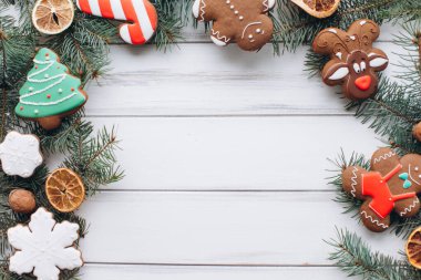 Beyaz ahşap arka planda ev yapımı lezzetli Noel kurabiyeleri..