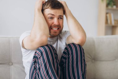 Depresyondaki umutsuz adam zihinsel çöküntü, psikoterapi, pankart boyunca kanepede yatar.