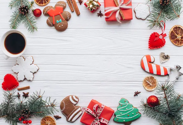 İçinde kurabiyeler, paketlenmiş hediyeler, süsler ve beyaz ahşap bir masada bir fincan kahvenin bulunduğu bayram sıcağı ve tezahüratı çağrıştıran bir Noel dairesi..