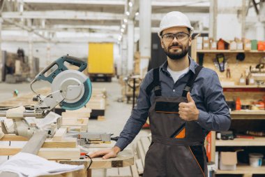 Profesyonel marangoz, modüler bir inşaat fabrikasında çalışırken, prefabrik inşaat kalitesini ve verimliliğini ön plana çıkararak,