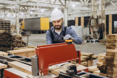 Marangoz marangoz işleten marangoz, prefabrik modüler yapı inşaatı için kereste üretiyor, hassasiyet ve verimliliği sağlıyor.