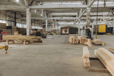 Ahşap kalaslar ve prefabrik modüller yapı konusunda uzmanlaşmış geniş bir fabrikada montajı bekliyor.