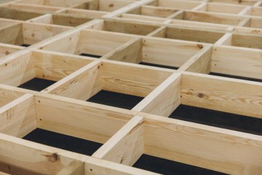 İnşaat sırasında modüler ahşap iskelete yakın çekim, inşaat endüstrisinde hassasiyet ve sürdürülebilirlik göstergesi