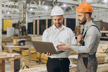 Yetenekli mühendisler yoğun bir fabrikada bir dizüstü bilgisayarda iş birliği yaparak inşaatta kesinlik sağlıyorlar. Konutların geleceği parlak görünüyor