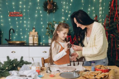 Anne ve kızı dekore edilmiş mutfaklarında Noel kurabiyeleri yapıyorlar, festival sezonunda kaliteli vakit geçiriyorlar.