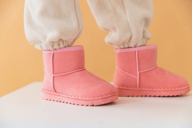 Çocukların kış botlarının moda pembe renkli yakın çekimleri, soğuk hava için moda ve konfor