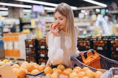 Müşteri, süpermarketten alışveriş yaparken greyfurt kokusu alıyor.