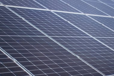 Güneş panellerinin güneş ışığını soğurarak sürdürülebilir enerji üretimini temsil ettiği güneş panellerini kapatın