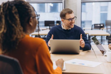 Çağdaş bir ofis ortamında canlı bir tartışmaya giren iki iş adamı, takım çalışmasını ve işbirliğini ön plana çıkarıyor