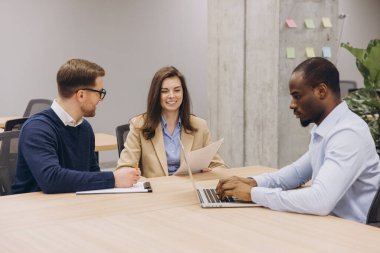 Profesyoneller, teknoloji ve takım çalışmasıyla çağdaş bir çalışma alanında strateji ve fikirleri tartışan, işbirlikçi bir toplantıda yer aldılar.