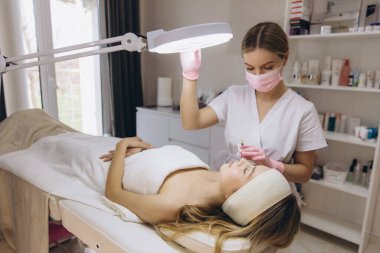 Kozmetik profesyoneli, deri doldurma enjeksiyonu, alın bölgesini hedef alma, kırışıklıkları yumuşatma ve cilt dokusunu geliştirme.