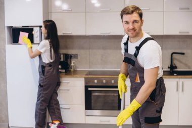 Profesyonel temizlikçiler yüzeyleri ovalayarak ve yerleri paspaslayarak en üst düzey hijyen ve temizliği sağlıyorlar.