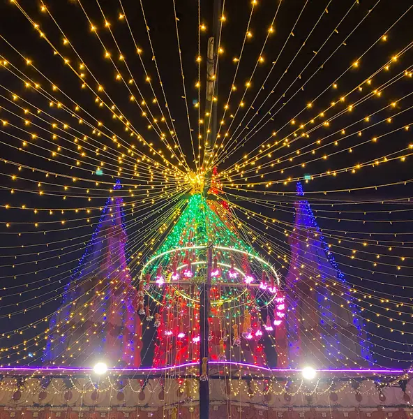 Şenlikli açık hava renkli ışıklandırma dekorasyonu