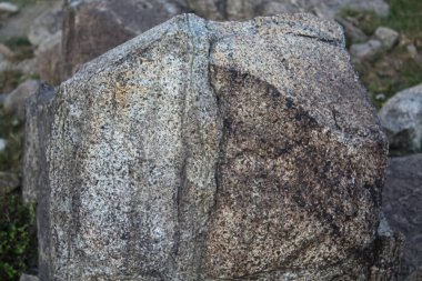 Kaya, Büyük Taş ya da Dağdaki Kaya