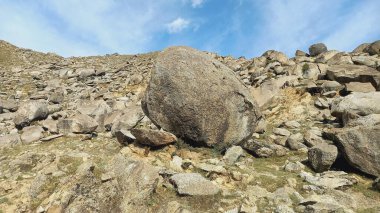 Kaya, Büyük Taş ya da Dağdaki Kaya