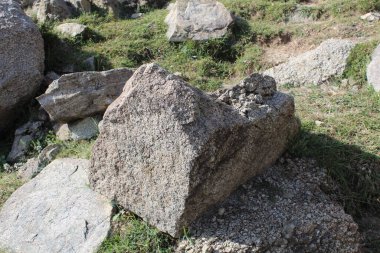 Kaya, Büyük Taş ya da Dağdaki Kaya