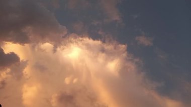 Gökyüzünde kümülüs bulutu oluşumu