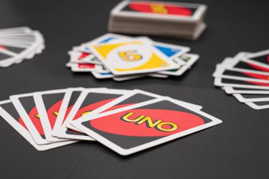 Üst görünüm Uno kart kartları. Uno 1971 yılında Reading, Ohio 'da Merle Robbins tarafından geliştirildi. Tüm nesiller için uygun oyuncu