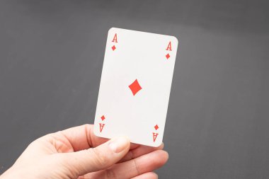 Elinde as kartı olan bir kadın için yakın plan.
