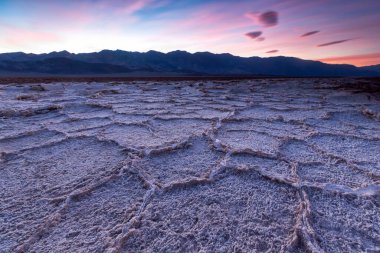 Güneş doğarken Badwater Havzası, Death Valley, Kaliforniya, ABD.