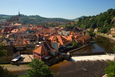 Kilise ve tarihi kale Cesky Krumlov, Çek Cumhuriyeti için güzel görünümü