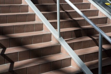 Gölge ve ışık ile kapalı merdiven beton