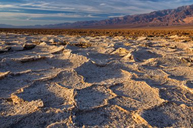 Güneş doğarken Badwater Havzası, Death Valley, Kaliforniya, ABD.