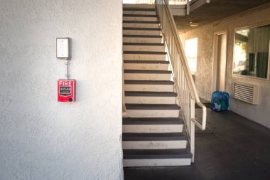 Kırmızı Yangın alarm geçiş çimento duvarın motel binası içinde de