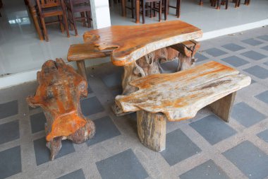 Ağaç kökünden yapılmış eski sandalyeler ve masa