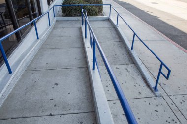 rampa yol desteği devre dışı tekerlekli sandalye insanlar için mavi Küpeşte ile.