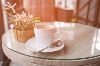 Kahve fincanı boş ve caf tablo çiçek