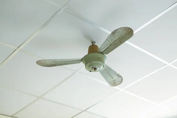 Old Rusty Electric Ceiling Fan Motel — Stock Photo, Image