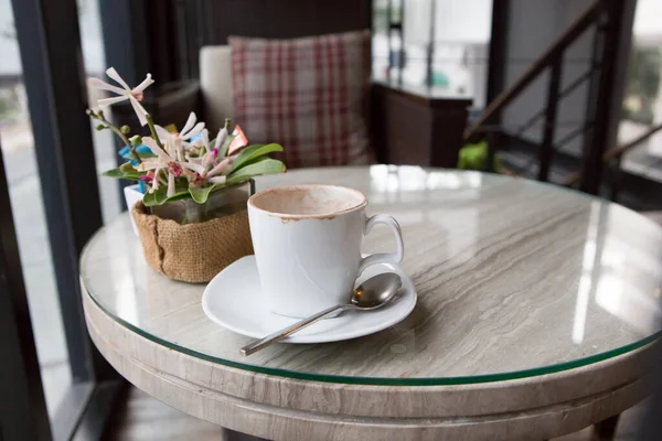 Puste Filiżanki Kawy Kwiaty Stole Caf — Zdjęcie stockowe