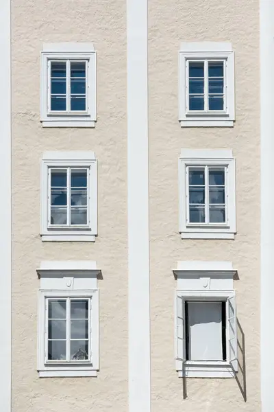 Színes Ablakok Épület Salzburgban Színes Koncepció Örökség Színes Ablak Test — Stock Fotó