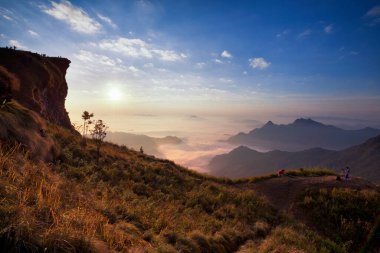 Phu Chi fa Milli Parkı 'nda sabah sisli güzel bir gün doğumu. Chiang Rai Eyaleti, Tayland