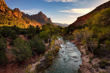 Görünümü virgin river, Zion National Park içinde güneybatı ABD, Springdale, Utah yakınlarında bulunan ve bekçi dağ  