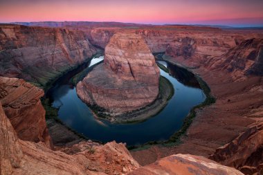 At nalı dönemeçte Glen Canyon, Arizona, ABD Colorado Nehri üzerinde güzel gündoğumu