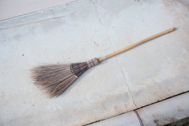 Geri dönüşüm kutusu ve temizlik günü için süpürge ve hindistan cevizi palmiyeleri cadının süpürgesinde., 