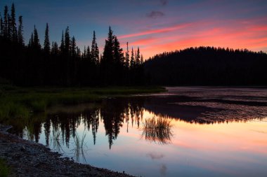 Rainier Dağı doğal görünümünü yansıma göller arasında günbatımında yansıtıyordu.