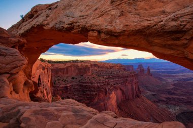 moab, utah, ABD canyonlands Milli Parkı mesa arch güneş doğarken