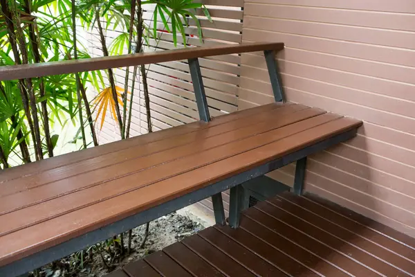 Dinlenme yerinde uzun bir tahta bank.