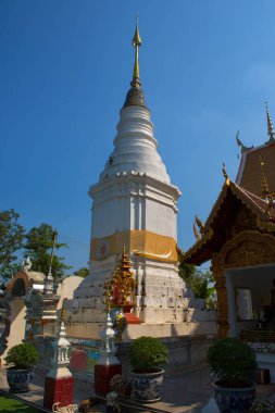 Wat Phra Pan (Wat Phranon Mae Pukha) Tayland 'ın kuzeyindeki Tayland Tapınağı' nda Altın Pagoda