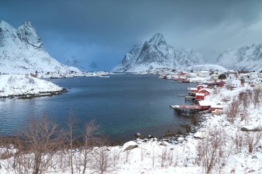Geleneksel Norveç fisherman's kabin, rorbuer, Hamnoy Adası, Kuzey Norveç'te Lofoten üzerinde Reine üzerinde.