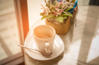 Kahve fincanı boş ve caf tablo çiçek