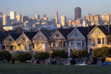 Boyalı Bayanların güzel manzarası, Alacakaranlıkta arka arkaya renkli Viktorya dönemi evleri, Mavi gökyüzü, San Francisco, California, ABD