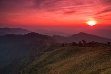 Dağ ve Phu chi fa içinde Chiang rai, Tayland, cennet ile günbatımı manzara