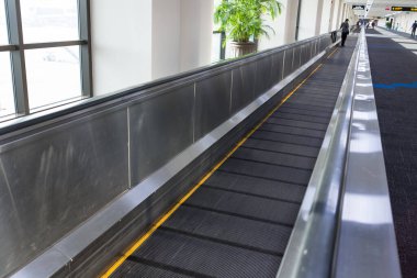 işaretler bir yürüyen merdiven, uyarı işaretleri, alışveriş merkezinde yürüyen merdiven