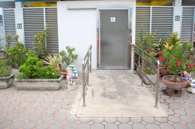  Paslanmaz çelik tırabzanla engelli insanların engelli tuvaletlerinin önünde yol açın.. 