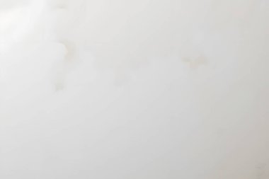 Beyaz tavan dokusu arka planında su hasarı