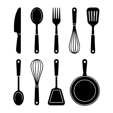 Mutfak gereçleri ve mutfak malzemeleri koleksiyonu, beyaz arka planda bir bıçak, kaşık, çatal, çırpı, spatula ve tava da dahil olmak üzere.